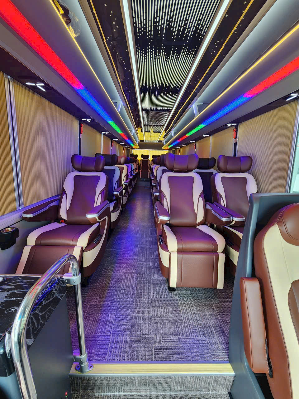 Thuê Xe Limousine TP.HCM – Đa Dạng Số Chỗ, Đẳng Cấp & An Toàn